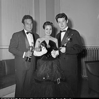 22. Carmen Sevilla y Vicente Parra, entre los premiados en la fiesta de la revista “Cine Mundo”. Madrid, 1957 ©ICAS-SAHP, Fototeca Municipal de Sevilla, fondo Basabe