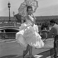 24. Carmen Sevilla posa en la Plaza de  España durante el rodaje de la película "Pan, amor y… Andalucía". Sevilla, 1958 ©ICAS-SAHP, Fototeca Municipal de Sevilla, fondo Cubiles