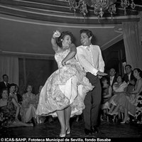 26. Carmen Sevilla y Antonio el Bailarín (Antonio Ruiz Soler) en la fiesta organizada por el productor Benito Perojo para festejar la firma del contrato con Sara Montiel. Madrid, 1957 ©ICAS-SAHP, Fototeca Municipal de Sevilla, fondo Basabe