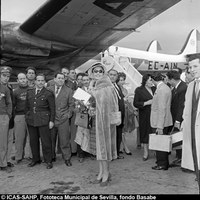 28. Carmen Sevilla recibida en el aeropuerto de Barajas a su regreso de América. Madrid, noviembre de 1959 ©ICAS-SAHP, Fototeca Municipal de Sevilla, fondo Basabe