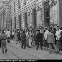 Elecciones municipales. Colas para votar en la Oficina de la Junta Municipal del Censo Electoral en el Palacio de Justicia. 1949. ©ICAS-SAHP, Fototeca Municipal de Sevilla, fondo Gelán