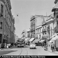 Calle Almirante Apodaca. Vías del tranvía en la calzada adoquinada. Frente al Palacio de Justicia, Casa Pepe, bar Luis Alonso y Casa Piedra. 1960 ca. ©ICAS-SAHP, Fototeca Municipal de Sevilla, fondo Serrano