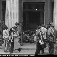 Ocupación del edificio del Palacio de Justicia ante la falta de casas para la juventud. Sentada ante las fuerzas de orden público. 16 de enero de 1979. ©ICAS-SAHP, Fototeca Municipal de Sevilla, fondo Cubiles