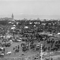 Panorámica general de la Feria en el Prado de San Sebastián hacia 1915. En la imagen, captada desde las instalaciones ferroviarias de San Bernardo, se aprecia el tono predominantemente ganadero que aún la presidía.