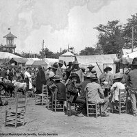 Típico cuadro de ganaderos y tratantes en la Feria hacia 1915. A la izquierda, el último cuerpo de la Pasarela, rematado este año con un tejadillo.