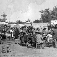 Típico cuadro de ganaderos y tratantes en la Feria hacia 1915. A la izquierda, el último cuerpo de la Pasarela, rematado este año con un tejadillo.