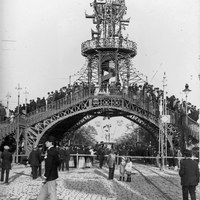 La Pasarela, repleta de curiosos viandantes, vista desde la calle San Fernando en dirección a la actual avenida Carlos V. Magnífico ejemplo de la arquitectura del hierro en Sevilla, fue proyectada por el ingeniero Dionisio Pérez Tobía y se inauguró el 18 de abril de 1896.