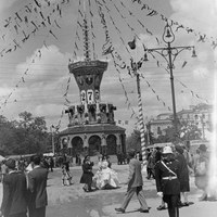 Esta original portada, conocida como la Torre de los Toreros por sus motivos de inspiración taurina, se construyó para conmemorar el I Centenario de la Feria. Bajo ella se encuentra la Fuente de las Cuatro Estaciones. 1948