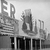 Feria de 1943. La popular caseta de la peña Er 77, fundada por Luis Martínez, marqués de las Cabriolas, y su círculo de amigos, no admite “ni siquiera como ensayo […] que nuestra feria abrileña pueda celebrarse en mayo”.