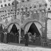 Animación en la caseta del Círculo Sevilla-Madrid durante una Feria de la década de 1940.