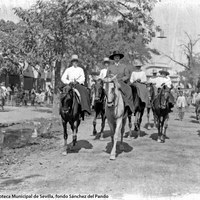 En la Feria de 1927 paseaban a caballo la infanta Luisa de Orleans y sus hijos Isabel Alfonsa, Dolores, Mercedes -madre del rey Juan Carlos I-, Carlos y Esperanza.