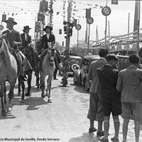 En el Real transitan los caballistas entre las hileras de automóviles. Los chicos lucen pantalones cortos, propios de la edad y la moda de estos años. 1945 ca.