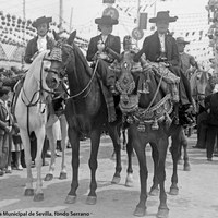 Concurso de caballistas en la Feria. Las damas premiadas lucieron trajes a la serrana, catite y chaquetillas bordadas. 1945 ca.