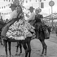 Parejas de caballistas en la Feria. Una de las mujeres luce en el peinado unos elaborados caracolillos. 1945 ca.