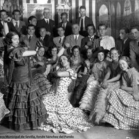 Baile por sevillanas en una caseta de la Feria de 1933. Caballeros encorbatados junto a las jóvenes vestidas de flamenca.
