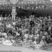 Caseta Nuestra Caseta. Numeroso grupo que quiso inmortalizarse ante esta caseta premiada en una Feria de la década de 1940.