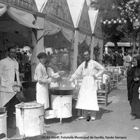 Casetas de buñoleros y buñoleras, con camareros uniformados, en una Feria hacia 1928.