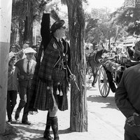 Pepe el escocés, personaje pintoresco, símbolo de la fascinación de la Feria entre los extranjeros, paseando por el Real. 1965