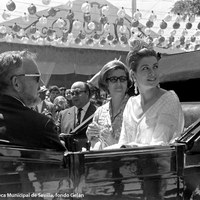 Los príncipes de Mónaco en la Feria en 1966. Grace Kelly luce el traje de flamenca, obra de Lina, que le regaló el Ayuntamiento. Sus cicerones fueron el gobernador civil José Utrera Molina y su esposa.
