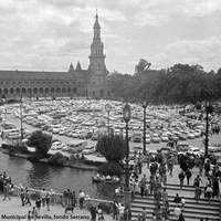 Plaza de España. Con el aumento del nivel de vida y la irrupción masiva de las clases medias y populares en el Real, hubo que habilitar la plaza como aparcamiento de automóviles. 1968