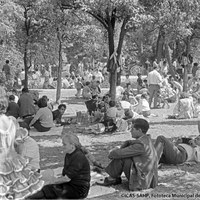 La expansión urbanística redujo las dimensiones del Real y así el cercano Parque de María Luisa se convirtió para los sevillanos en lugar de acampada y descanso, de almuerzos y siestas sin recato. 1970