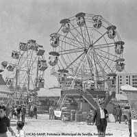 La “calle del infierno” en la Feria de 1968. Destacan las dos norias instaladas en la Huerta de la Salud. Detrás, pisos en construcción de la avenida de la Borbolla.