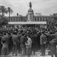 05.Inauguración de la I Feria Nacional del Libro en Plaza Nueva con la presencia del Director General del Libro, Carlos Robles Piquer. 1967 ©ICAS-SAHP, Fototeca Municipal de Sevilla, fondo Serrano