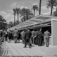 06.Aspecto que presentaba las casetas de las editoriales y librerías durante la Feria de 1967.  ©ICAS-SAHP, Fototeca Municipal de Sevilla, fondo Serrano