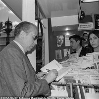 07.Firma de libros del escritor y crítico literario Francisco García Pavón durante la IV Feria del Libro. 1970 ©ICAS-SAHP, Fototeca Municipal de Sevilla, fondo Cubiles