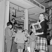 08.Afición infantil por la lectura. 1970. ©ICAS-SAHP, Fototeca Municipal de Sevilla, fondo Cubiles