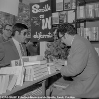 10.Firma de ejemplares del dibujante y humorista Juan Carlos Alonso. Se llegaron a vender 3.000 unidades de su libro durante la Feria. Trabajó para el diario ABC de Sevilla de1962 a 1976. ©ICAS-SAHP, Fototeca Municipal de Sevilla, fondo Cubiles