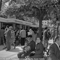 12.Ambiente en la Plaza Nueva durante la IV Feria Nacional del Libro. Abril de 1970. ©ICAS-SAHP, Fototeca Municipal de Sevilla, fondo Cubiles