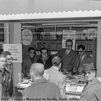 13.Firma de ejemplares de dos obras del periodista y escritor Antonio Burgos en la Feria del Libro de 1971. ©ICAS-SAHP, Fototeca Municipal de Sevilla, fondo Cubiles