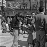 14.Lectura en la Plaza Nueva. 1971. ©ICAS-SAHP, Fototeca Municipal de Sevilla, fondo Cubiles