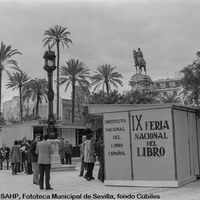 17.Aspecto general de la Plaza Nueva durante la Feria del Libro de 1975. ©ICAS-SAHP, Fototeca Municipal de Sevilla, fondo Cubiles