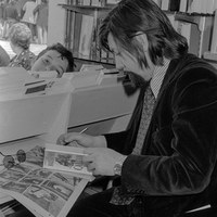 18.El escritor, periodista y crítico literario Baltasar Porcel firmando ejemplares de su libro “Caballos hacia la noche”. 1977 ©ICAS-SAHP, Fototeca Municipal de Sevilla, fondo Cubiles