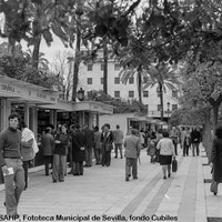 19.Aspecto de la Feria del Libro antes de la llegada de la democracia. Abril de 1975.  ©ICAS-SAHP, Fototeca Municipal de Sevilla, fondo Cubiles