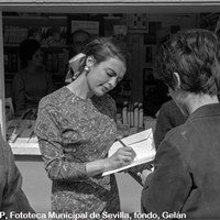 20.Matilde García-Corona firma ejemplares de su libro de poemas “Ensoñación” en la Feria de 1971. ©ICAS-SAHP, Fototeca Municipal de Sevilla, fondo, Gelán