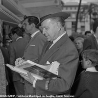 21.El pintor Alfonso Grosso firma ejemplares de la obra “Cuadros de Interior” durante la I Feria Nacional del Libro. 1967. ©ICAS-SAHP, Fototeca Municipal de Sevilla, fondo Serrano