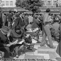 22.Una mañana de lectura en la Plaza Nueva. 1969 ©ICAS-SAHP, Fototeca Municipal de Sevilla, fondo Serafín