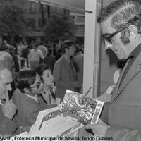 24.El escritor, investigador y crítico teatral Julio Martínez Velasco durante la firma de su libro recopilatorio de la sección periodística “Marginales” en ABC de Sevilla. 1971 ©ICAS-SAHP, Fototeca Municipal de Sevilla, fondo Cubiles