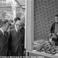 25.Inauguración de la XI Feria Nacional del Libro en la Plaza Nueva en marzo de 1977.  Visita de autoridades a la caseta de la librería Beta. ©ICAS-SAHP, Fototeca Municipal de Sevilla, fondo Cubiles