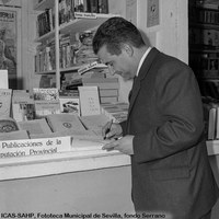 26.El historiador Francisco Aguilar Piñal firmando un ejemplar de su libro “La Sevilla de Olavide”, publicado por el Ayuntamiento de Sevilla.1967 ©ICAS-SAHP, Fototeca Municipal de Sevilla, fondo Serrano