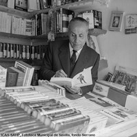 29.Ramón Charlo Ortiz-Repiso, historiador y escritor firma ejemplares de su libro “Sevilla es sueño”. 1967 ©ICAS-SAHP, Fototeca Municipal de Sevilla, fondo Serrano