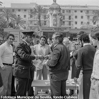 30.Durante la X edición de la Feria del Libro, ya en plena Transición, la policía desmanteló una mesa portátil donde algunos libreros pusieron a la venta libros de sesgo político sin autorización de la organización del evento. 1977 ©ICAS-SAHP, Fototeca Municipal de Sevilla, fondo Cubiles