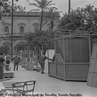 03.Operarios trabajando en el montaje de casetas de la Feria del Libro. Ca.1975-1980. ©ICAS-SAHP, Fototeca.jpg