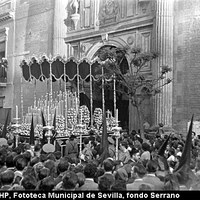 La Virgen de la Angustia en su primera salida de la iglesia de la Anunciación. 1946 ©ICAS-SAHP, Fototeca Municipal de Sevilla, fondo Serrano