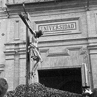 El Santísimo Cristo de la Buena Muerte a su paso por la sede de la antigua Universidad (hoy Facultad de Bellas Artes). 1953 ©ICAS-SAHP, Fototeca Municipal de Sevilla, fondo Serrano