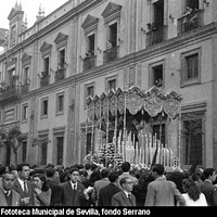 Última salida de la Hermandad de Los Estudiantes de la iglesia de la Anunciación. Paso de la Virgen de la Angustia por la calle Laraña. 1966 ©ICAS-SAHP, Fototeca Municipal de Sevilla, fondo Serrano