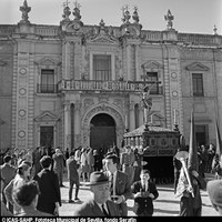 Primera salida de la Hermandad de Los Estudiantes de la nueva sede universitaria en la Fábrica de Tabacos. La cofradía saldría del recinto por la puerta de la Facultad de Derecho. 1967 ©ICAS-SAHP, Fototeca Municipal de Sevilla, fondo Serafín